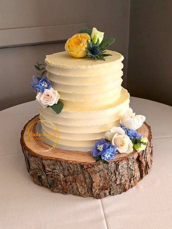 Two TIer Elegant Buttercrea, Wedding Cake with Fresh Flowers