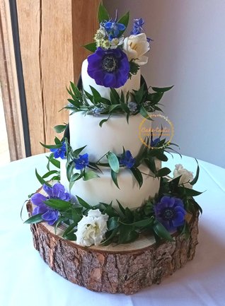 Fondant and flowers wedding cake | Themed Wedding Cake